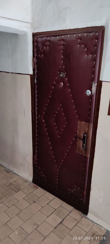 Входная дверь продается