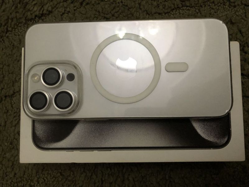 Iphone 15 pro max white sotiladi