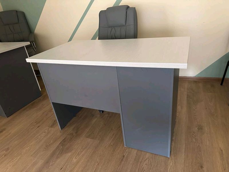ofis uchun stol va kreslo