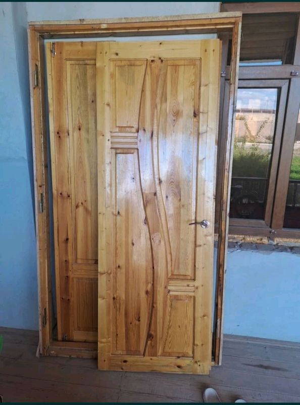 Лакланган эшик сотилади Лакланган эшик сотилади