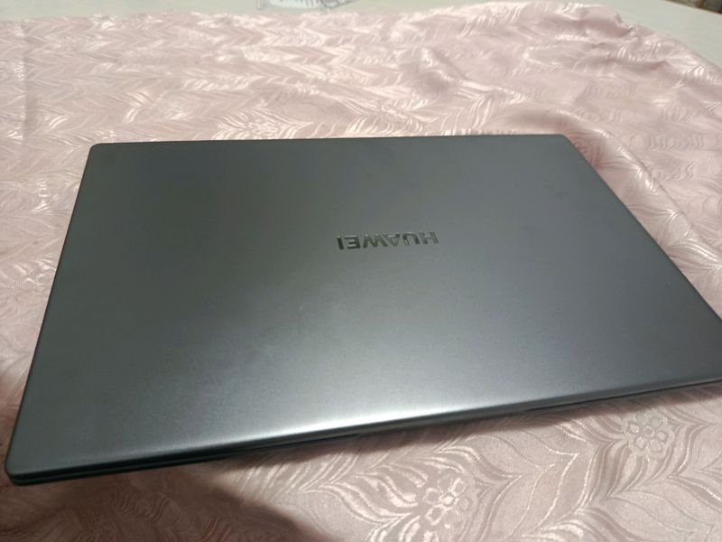 Huawei matebook D15 core i3 8 +256