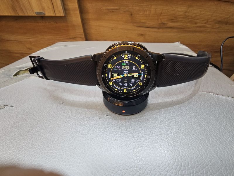 Samsung watch gerar s 3 fronter smart watch sotiladi Samsung watch gerar s 3 fronter smart watch sotiladi