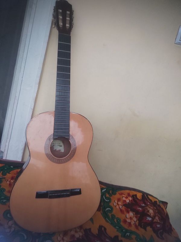 Gitara norm xolatda