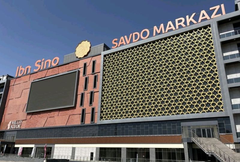 Ibn Sino Savdo Markazida do'kon sotiladi