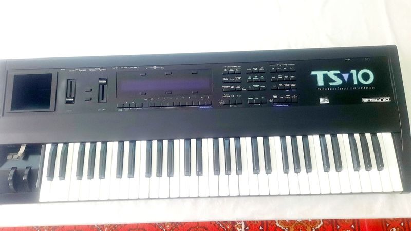 Ensoniq ts-10 sotiladi