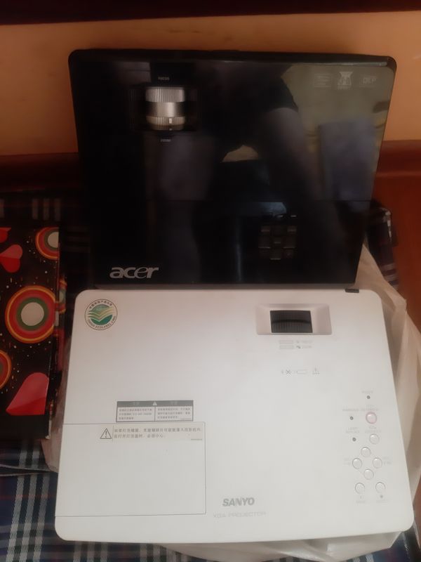 Продам проэкторы на запчасти SANYO и Acer