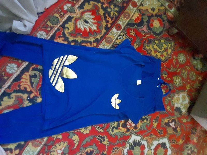 Ayol va qizlar yozgi sport kiyimi sotiladi Ayol va qizlar yozgi sport kiyimi sotiladi