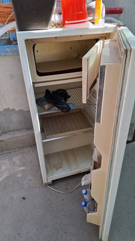 Холодильник на запчасти.