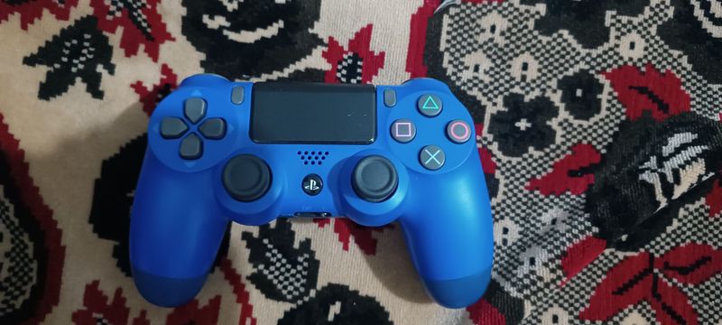 Dualshock 4,новый в отличном состоянии,есть коробка