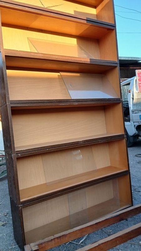 Сотилади книжний полкалар 60000 дан донасии Сотилади книжний полкалар 60000 дан донасии