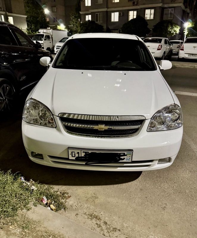 Lacetti 1.8 sotiladi