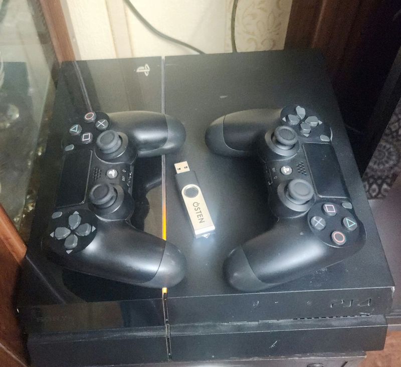 Play station 4 1tb 20 uyin Play station 4 1tb 20 uyin
