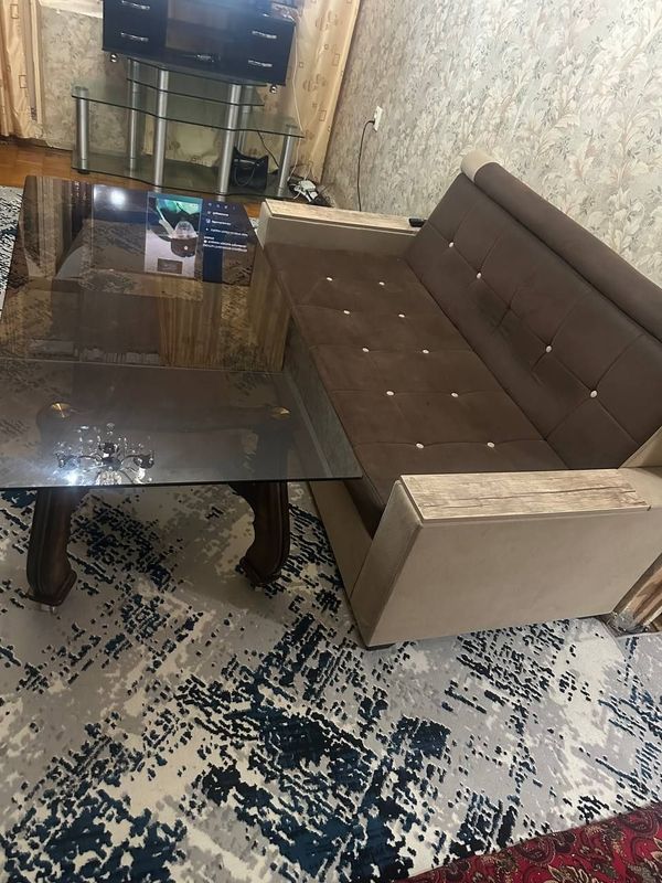 Срочно продаётся стол и диван в хорошем состоянии