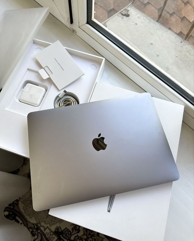 MacBook Air 2020 i7 16/256GB Space Gray MacBook Air 2020 i7 16/256GB Space Gray