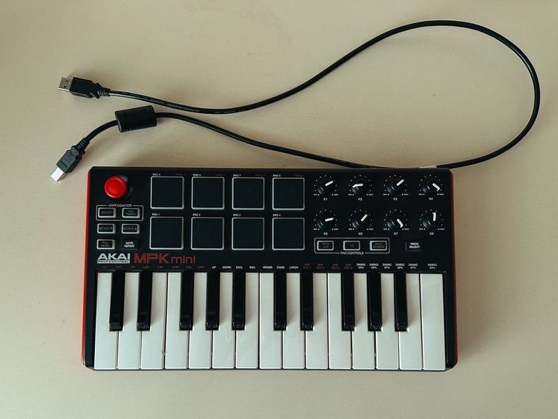 Миди клавиатура Akai MPK mini 2