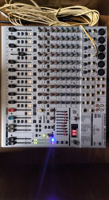 Микшерный пульт Behringer Eurorack UB1832FX-PRO