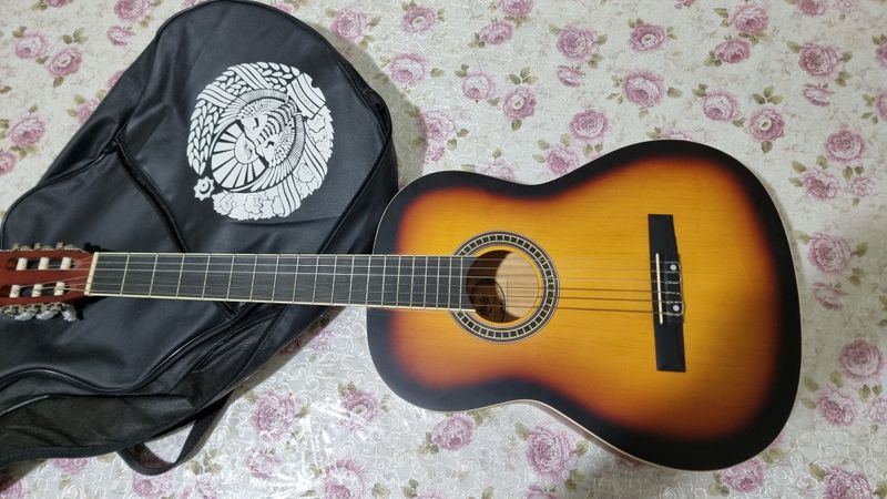 Yangi gitara sotiladi Yangi gitara sotiladi