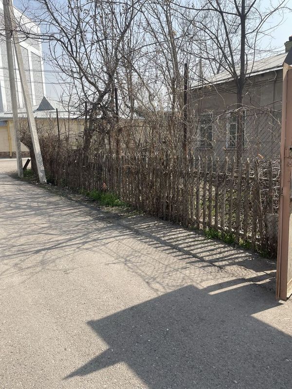 Продается в Яшнабадском р-не УзБУМ угловой участок 5 сот.