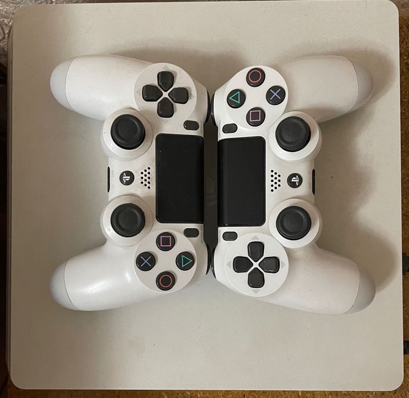 Белый Sony PlayStation 4 в идеальном состоянии + 2 диска в подарок Белый Sony PlayStation 4 в идеальном состоянии + 2 диска в подарок