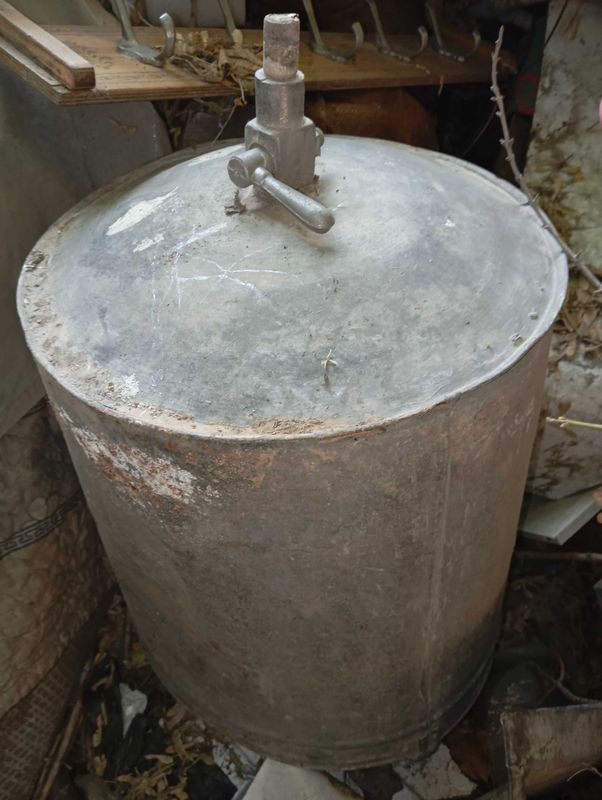 Продам бак для душа.цена 155т. Продам бак для душа.цена 155т.
