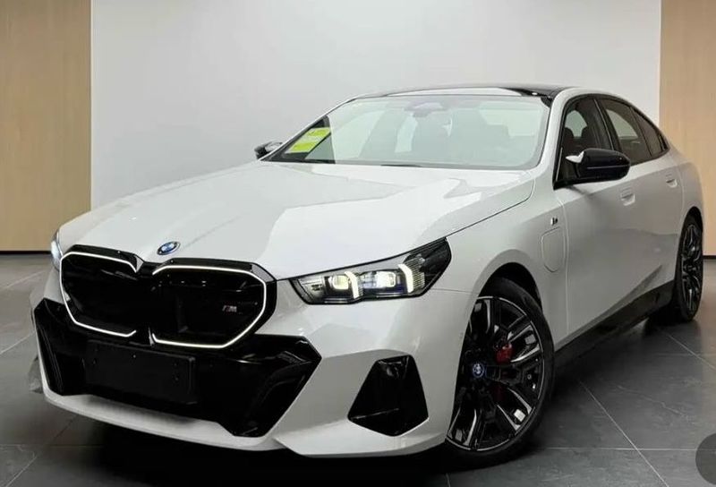 BMW i5 M60 v nalichii