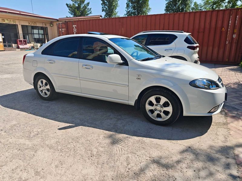 Продаётся Lacetti -3 позиция цвет белый Продаётся Lacetti -3 позиция цвет белый