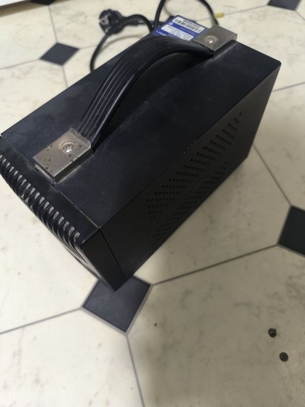 UPS Ippon avr -2000 UPS Ippon avr -2000