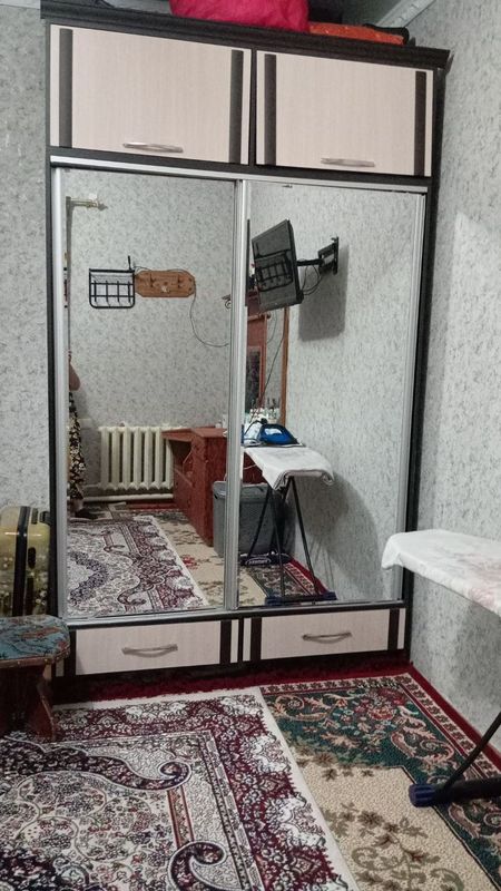 Shkaf kiyimlar uchun Shkaf kiyimlar uchun