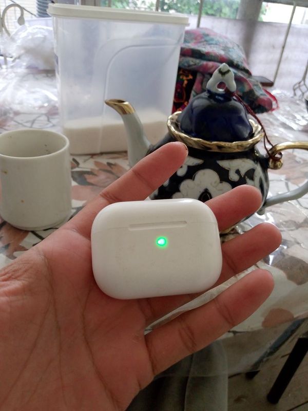 Airpods наушник б/у Airpods наушник б/у