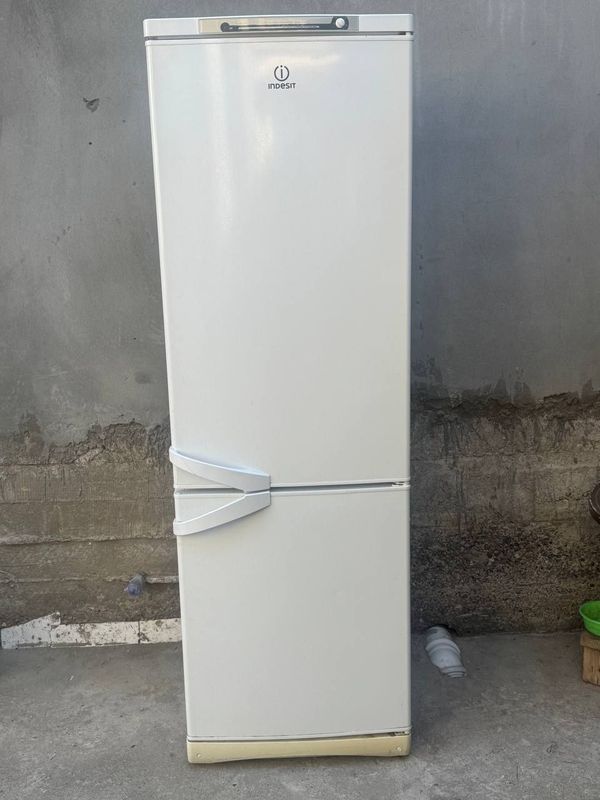 Продается срочно холодильник Indesit Продается срочно холодильник Indesit