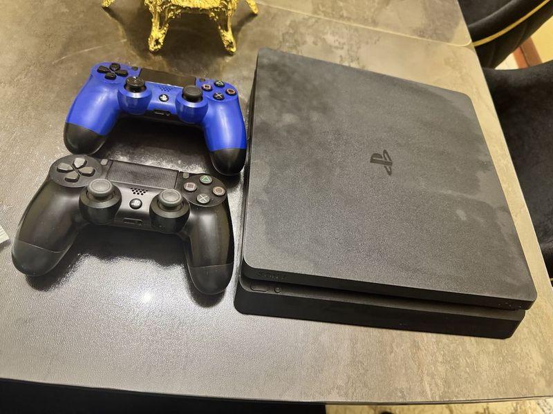 Продается PS4 Slim, 1 Tr с топ играми