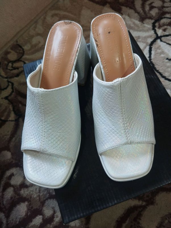 Baland poshnali oyoq kiyim Baland poshnali oyoq kiyim