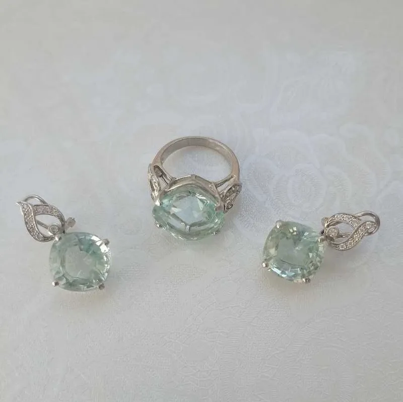 Абсолютно новый комплект: горный хрусталь, серебро 925 пробы и фианиты Абсолютно новый комплект: горный хрусталь, серебро 925 пробы и фианиты