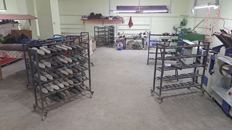 Poyabzal ishlab chiqarish sehi uskunalari sotiladi