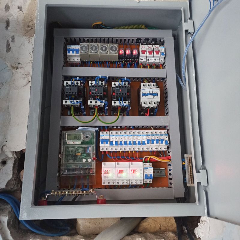 Elektrika ishlarini qilamiz