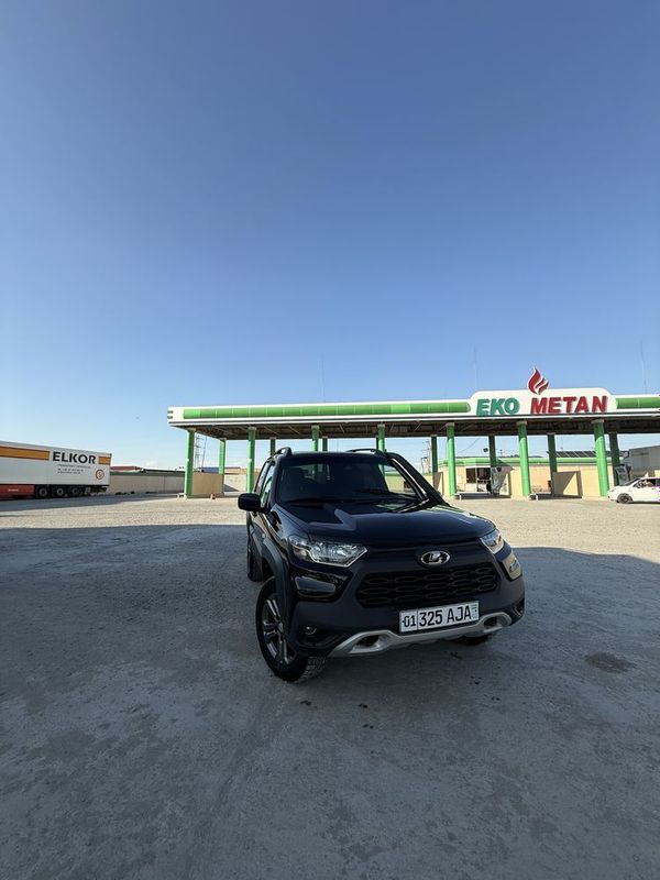 Niva Travel qora