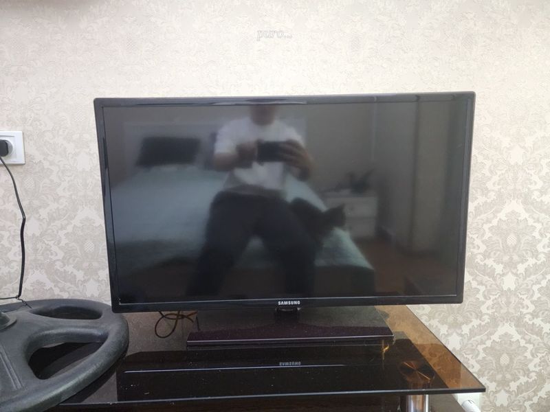 Продается телевизор + шкавчик в добавок Продается телевизор + шкавчик в добавок