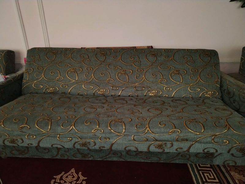 Divan va ikkta kreslo sotiladi