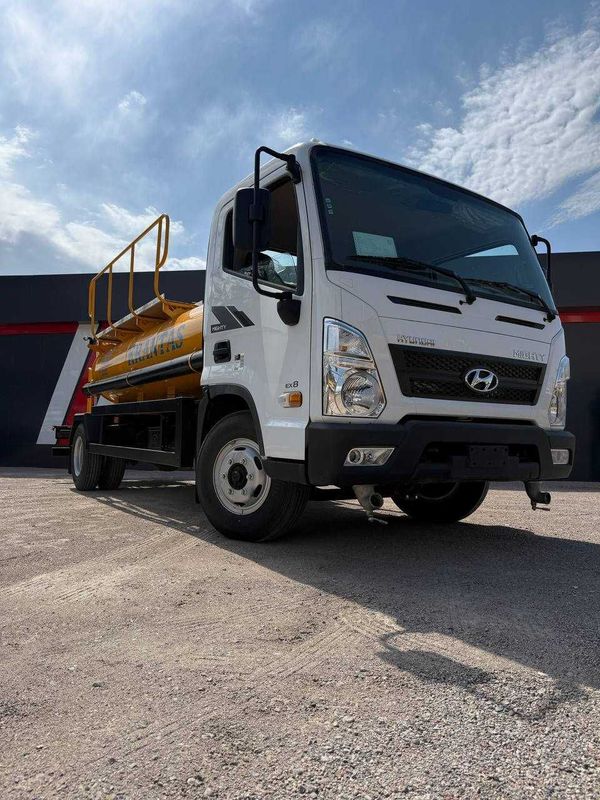 HYUNDAI EX8 Водовоз поливомоечная машина 4 м3 HYUNDAI EX8 Водовоз поливомоечная машина 4 м3
