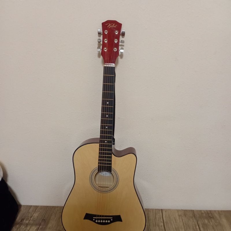 Akustik gitara 6 torli Akustik gitara 6 torli