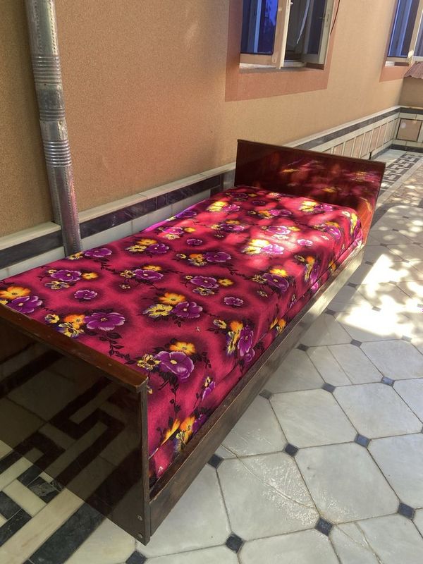 Bir kishilik divan sotiladi Bir kishilik divan sotiladi