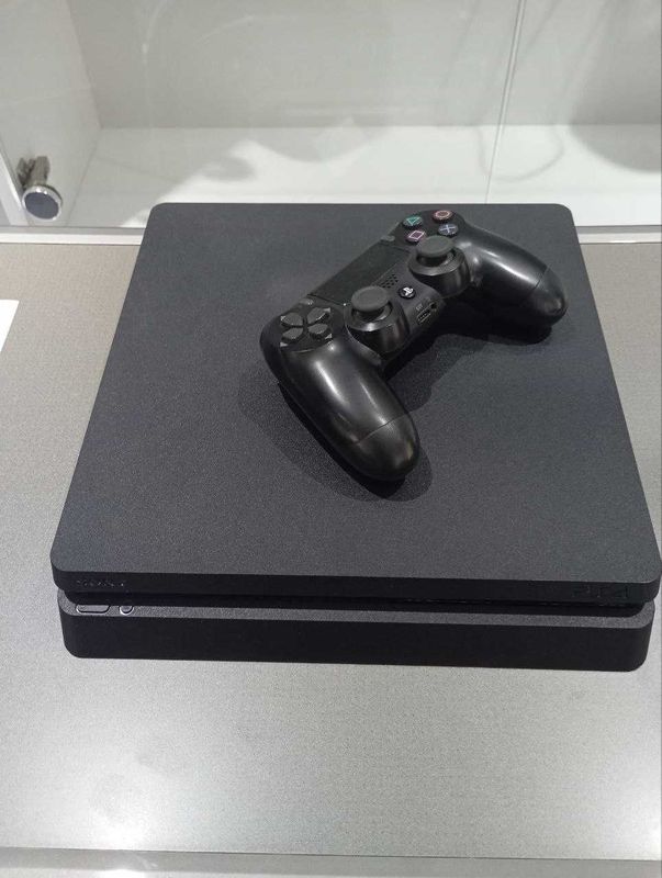 Sony Playstation 4 Slim CuH 2218 B