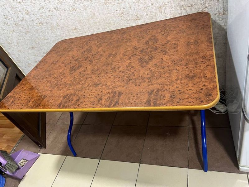 Кухонный стол, в хорошем состоянии