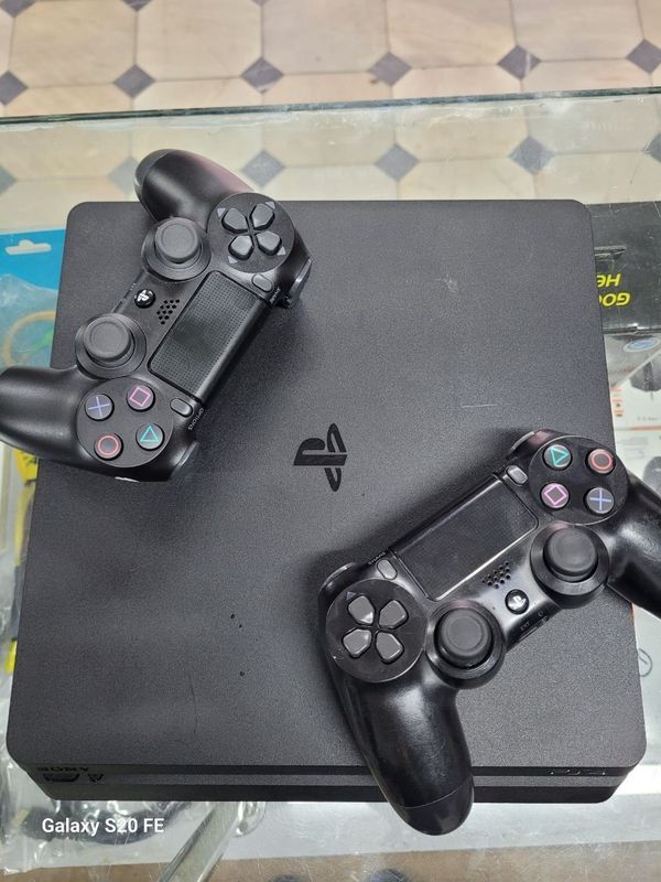 Продается игровой консол Sony Playstation 4 slim