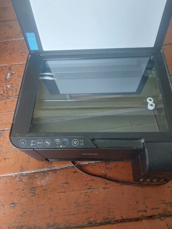 Printer sotiladi rangli yangi narhi 300$ kelishadigon joyi bor