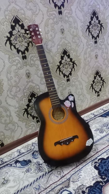 Gitara akustik .