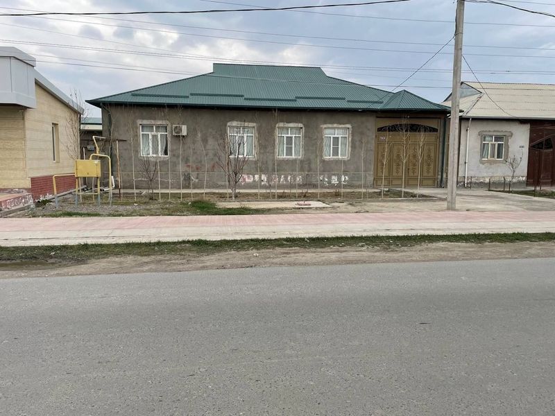 Ҳовлили уй сотилади