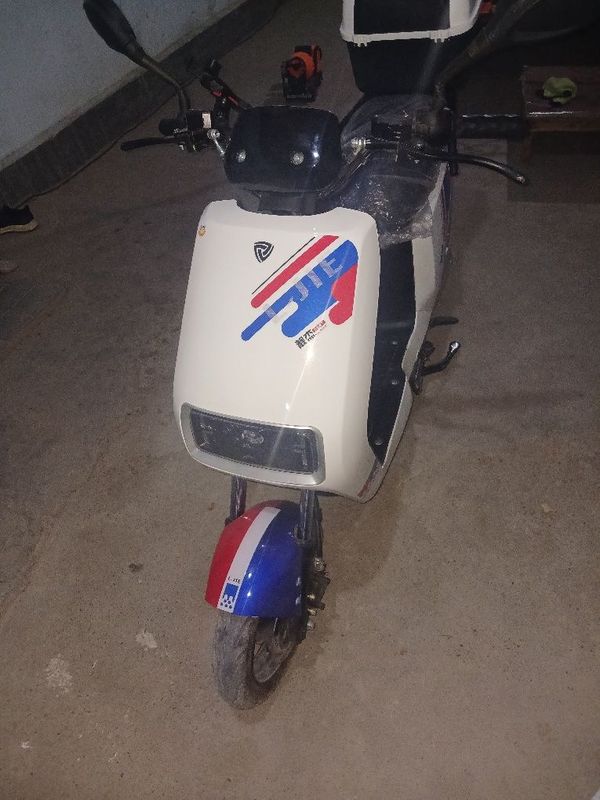 Skuter elektroniy
