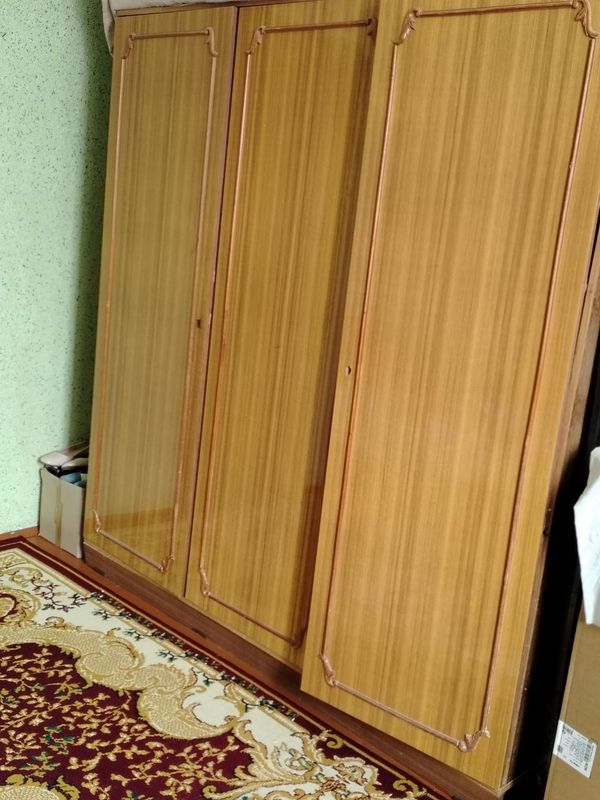 Диван ва шкаф сотилади