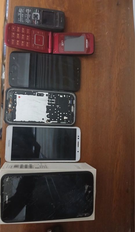Telefonlar sotiladi Telefonlar sotiladi